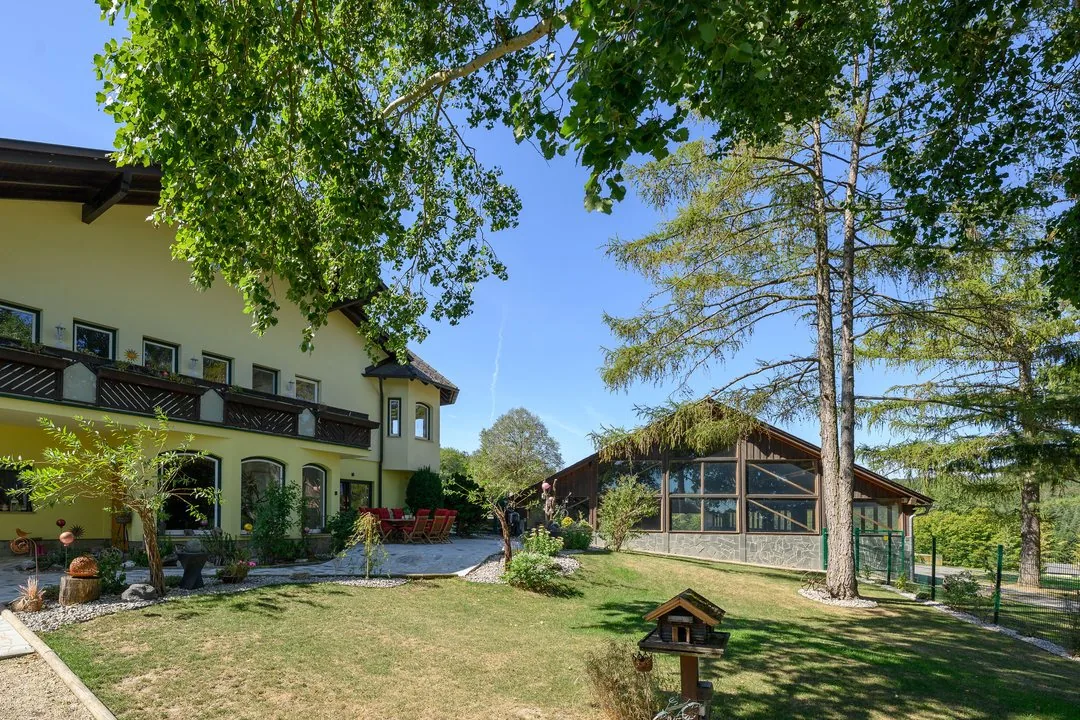 Außenansicht eines Landhauses