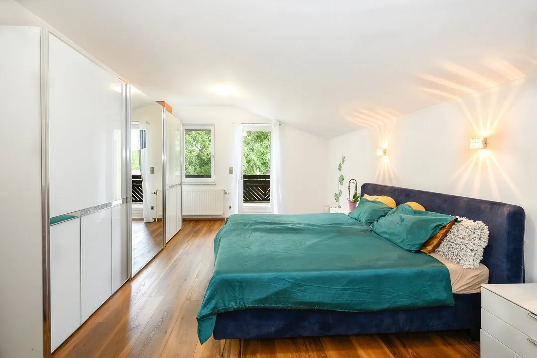 Badezimmer mit Holzdecke